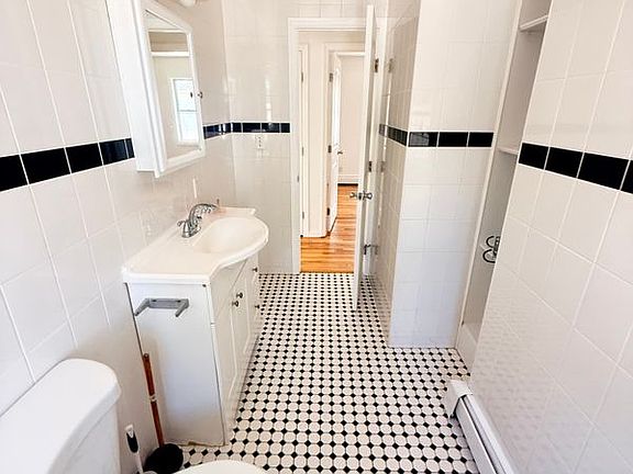4th image of 10 Park Cir #B
