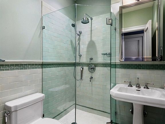 3rd image of 140 W 69th St APT 77A