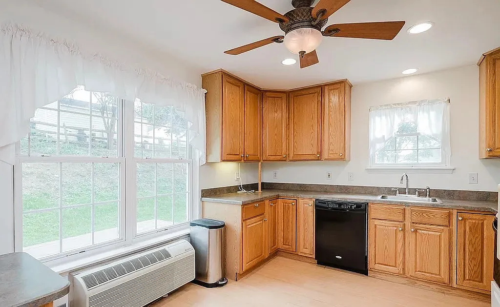 3 bed, 1670 sqft, $2,100 — Photo 2