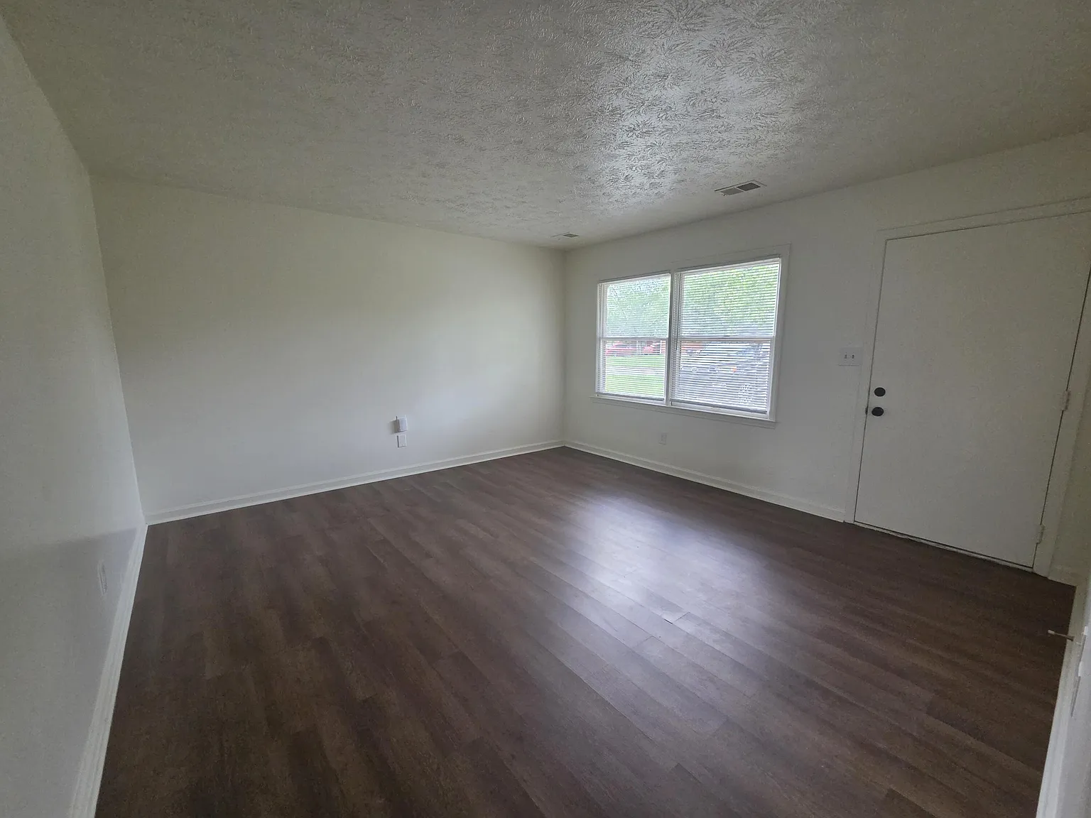 3 bed, 1.0 bath, 1053 sqft, $1,650 — Photo 2