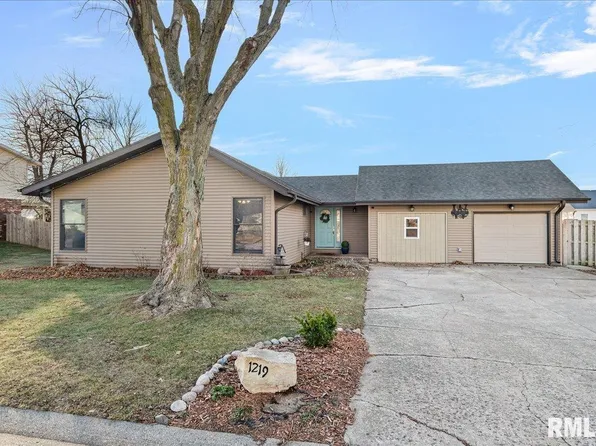 1219 7th St, Pawnee, IL 62558