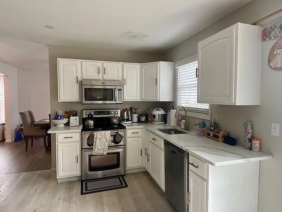 3rd image of 131 Dana Ave