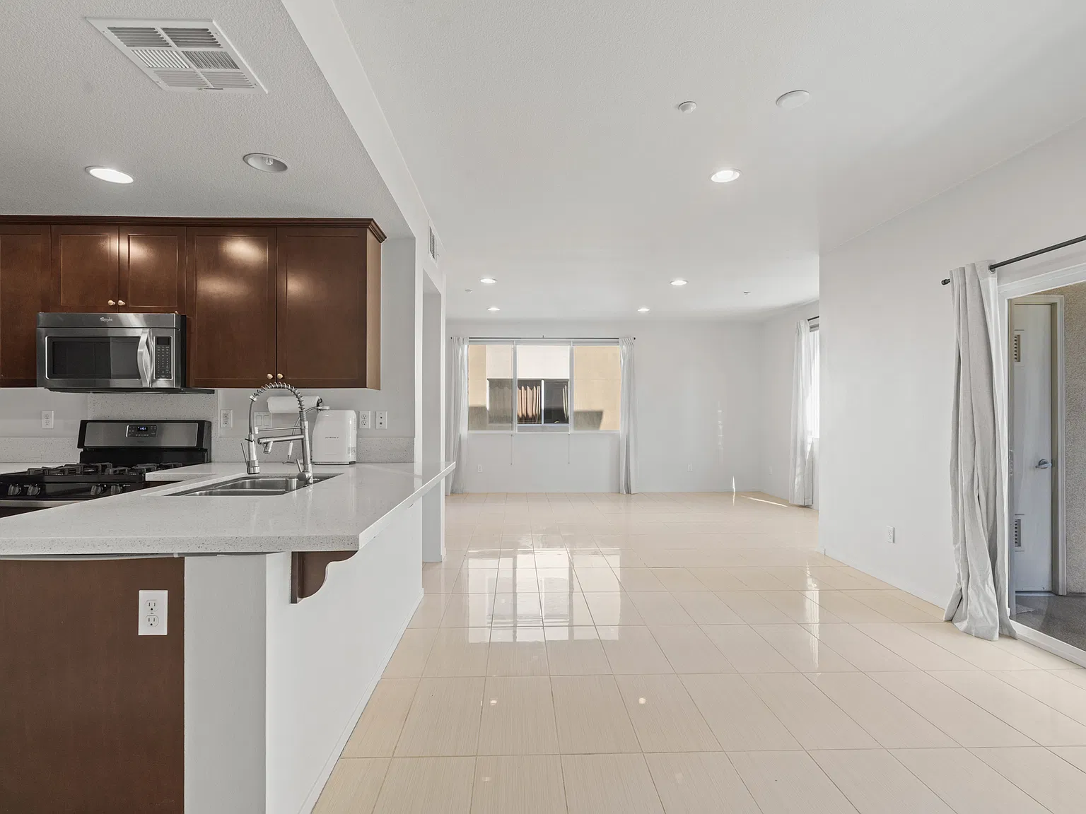 2 bed, 1429 sqft, $4,500 — Photo 2