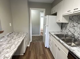 Hikes Point Apartments, 3117-7