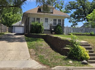 953 Elizabeth St, Elgin, IL 60120