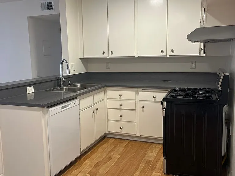 7320 Hazeltine Avenue (5295) — Photo 27