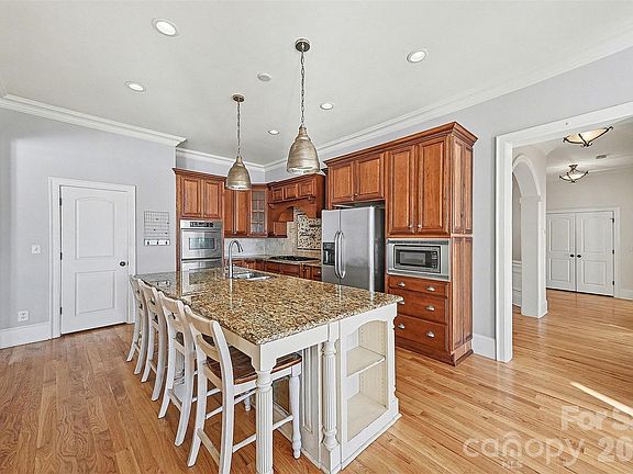 4th image of 4526 Island Waters Dr