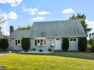 63 Vicar Ln, Levittown, PA 19054