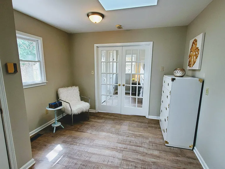 Sitting room or office space