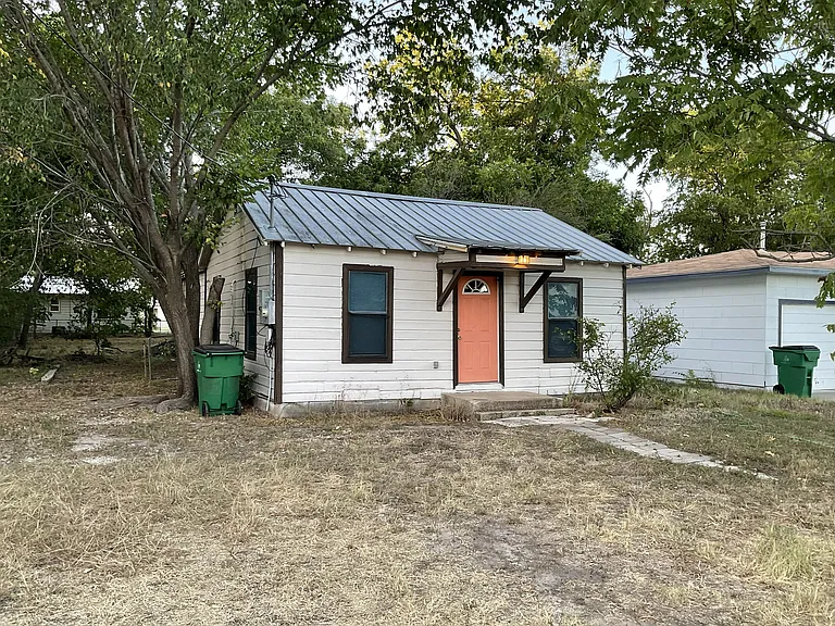 975 W Oak St — Photo 1