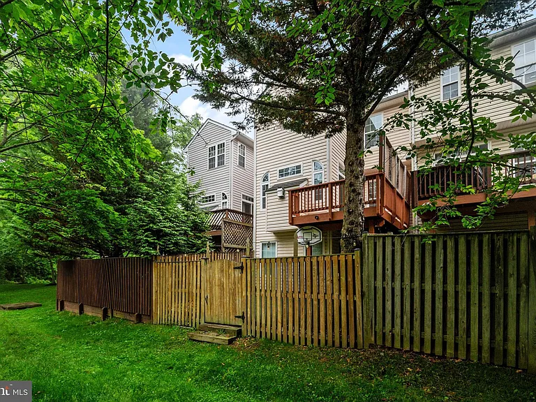 824 Stonehurst Ct — Photo 36
