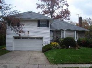 861 Pepperidge Rd, Westbury, NY 11590
