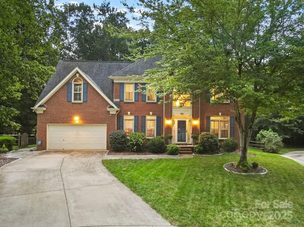 402 Clairview Ln, Matthews, NC 28105
