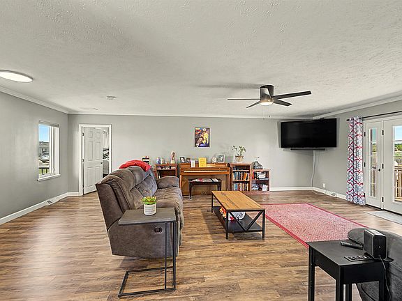 5th image of 402 W 5th St