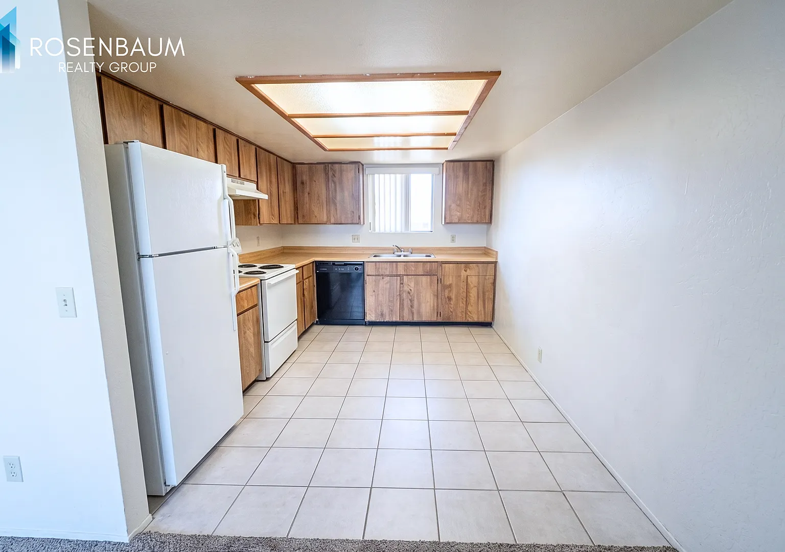 Cozy Upstairs 2-Bedroom Apartment with Shared Fenced Yard — Photo 3