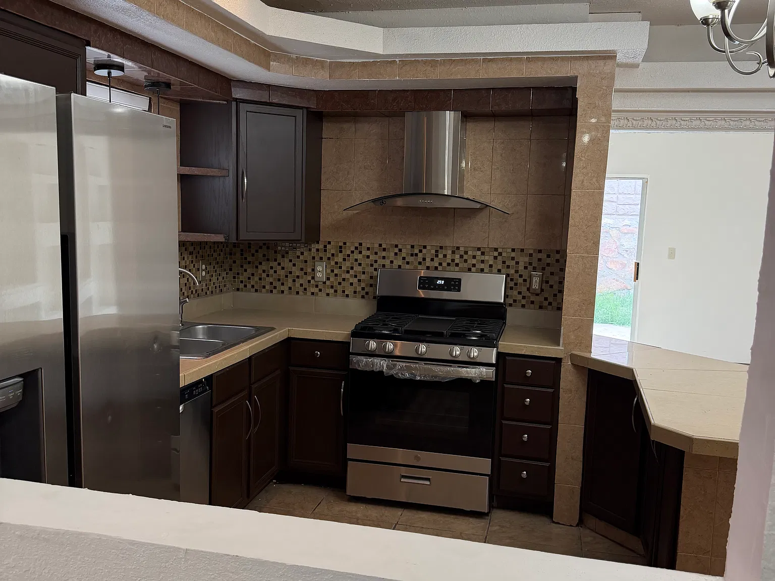 3 bed, 1600 sqft, $1,900 — Photo 2