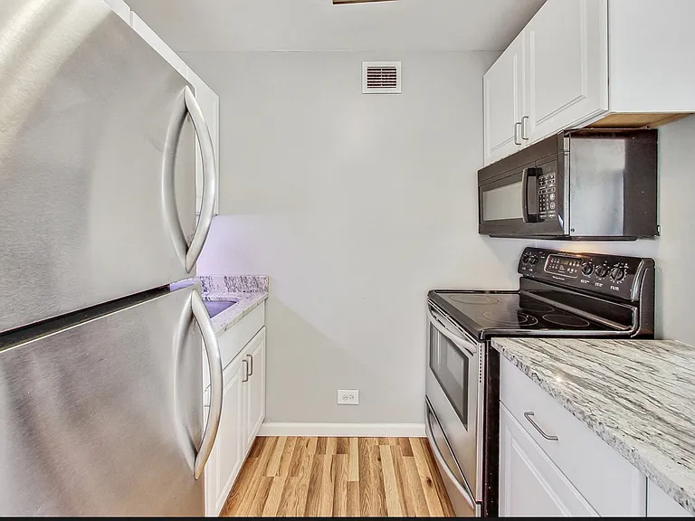 4343 N Clarendon Ave #1702 — Photo 2