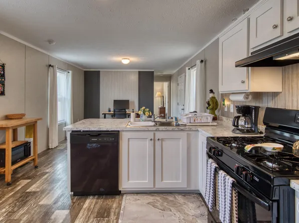 219 Daisy Ln, Saranac Lake, NY 12983