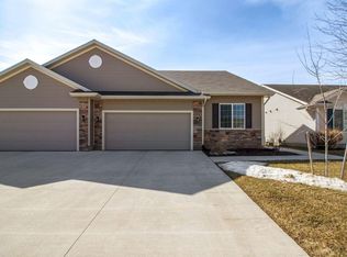 2433 E Southlawn Dr, Des Moines, IA 50320