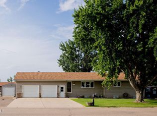 1006 7th St SW, Jamestown, ND 58401