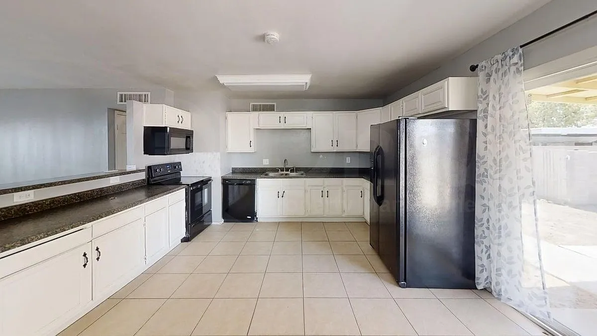3 bed, 2.0 bath, 1128 sqft, $1,900 — Photo 2