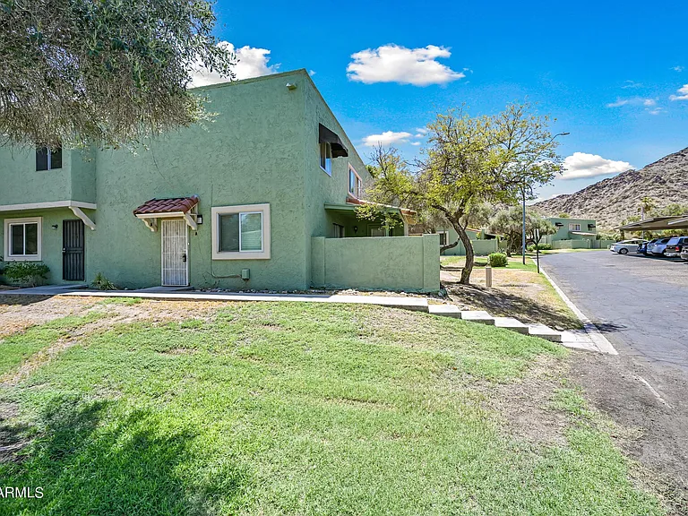 729 E Cochise Dr #B — Photo 2