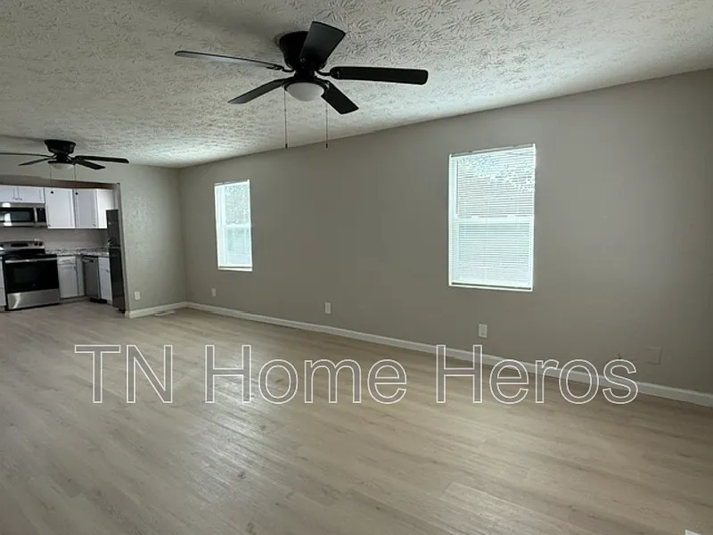 3 bed, 1.0 bath, 900 sqft, $1,800 — Photo 3