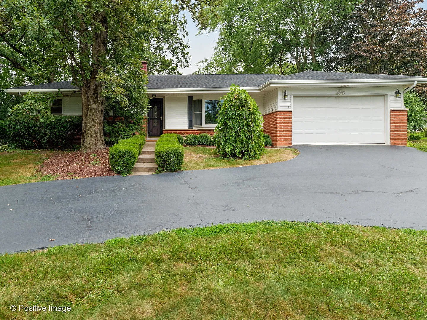 16W556 Hillside Ln photo 1