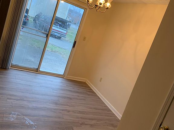 3rd image of 122 Westwood Cir APT D