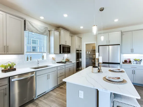 890 Laurel Ct, Chaska, MN 55318