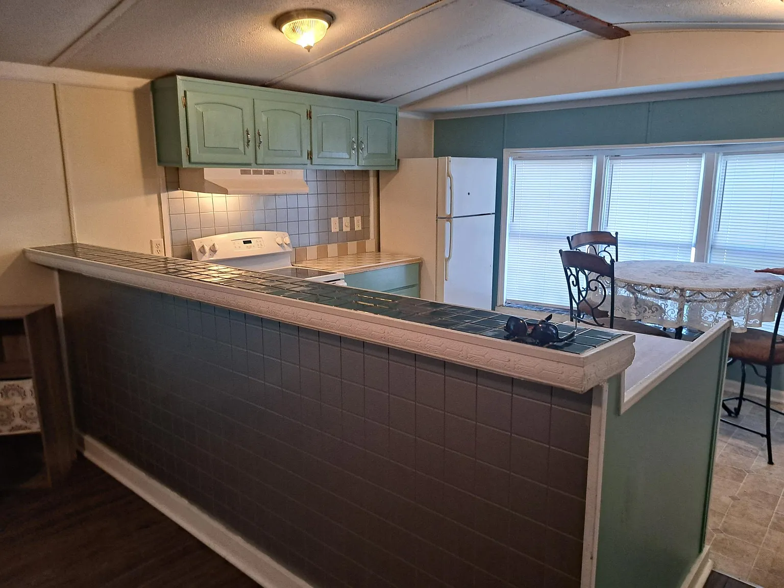 2 bed, 700 sqft, $1,000 — Photo 4