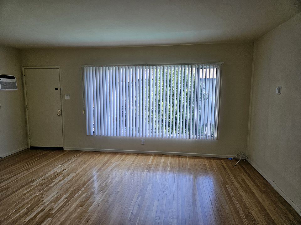 Living Room/Front Door/Front Window