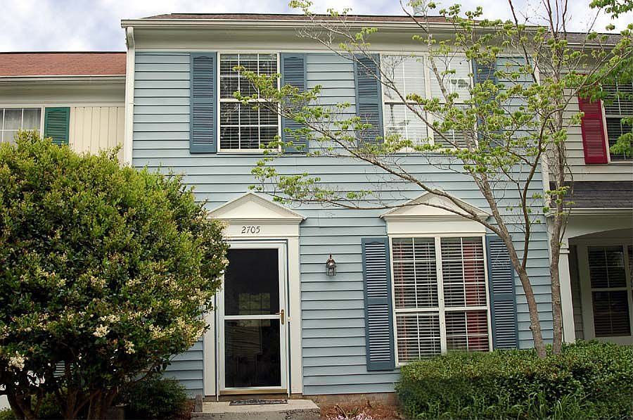 Stylishly updated twnhme w/great amenities 