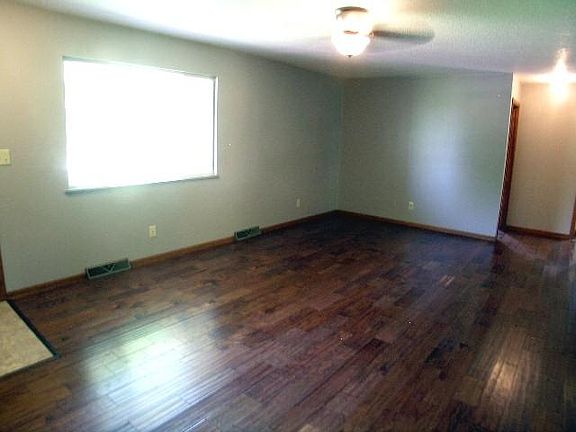 3rd image of 851 E Burford St