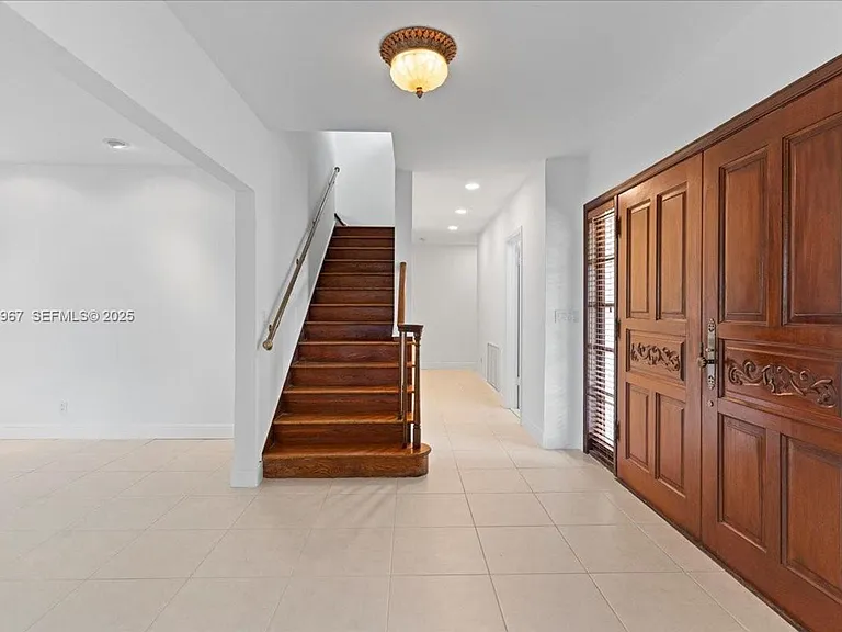 1961 NE 188th St — Photo 5