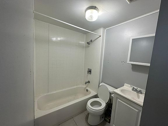 4th image of 794 Railroad Ave #1L