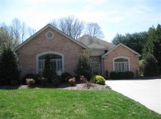 11 Hunters Ridge Rd, Johnson City, TN 37604