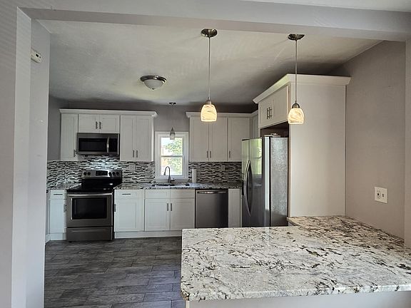5th image of 494 Wellington Ave Unit 2