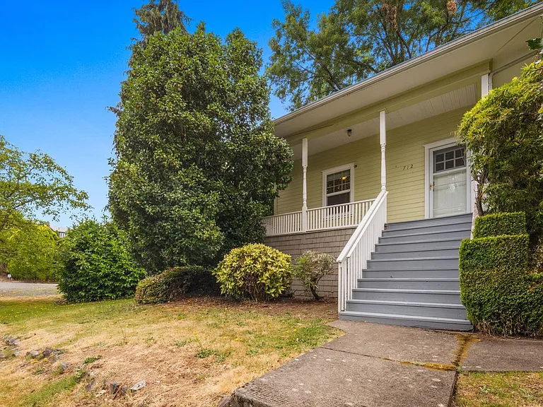 712 SW 3rd Pl — Photo 2
