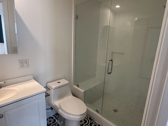 5th image of 914 S Ogden Dr