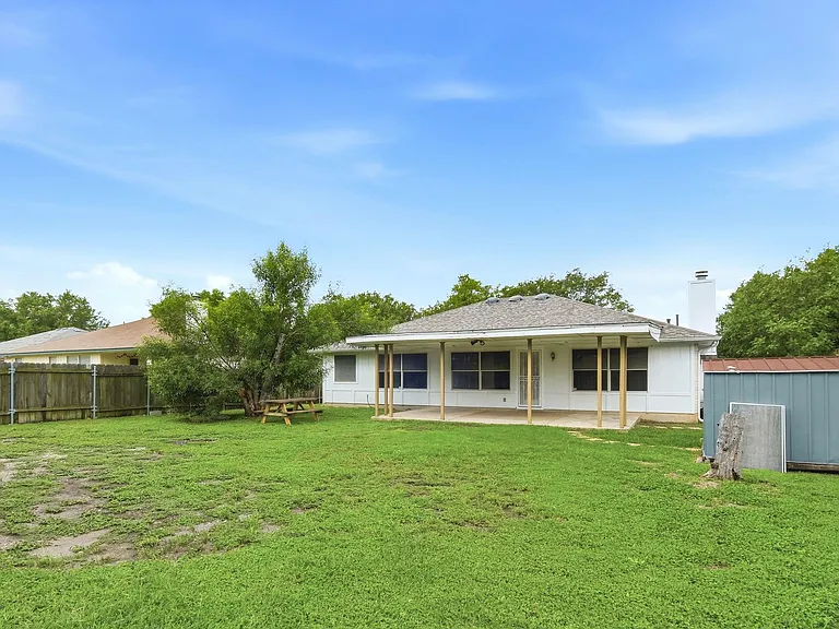 1005 Rolling Ridge Dr — Photo 15
