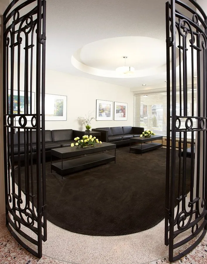 Royale Apartments — Photo 1