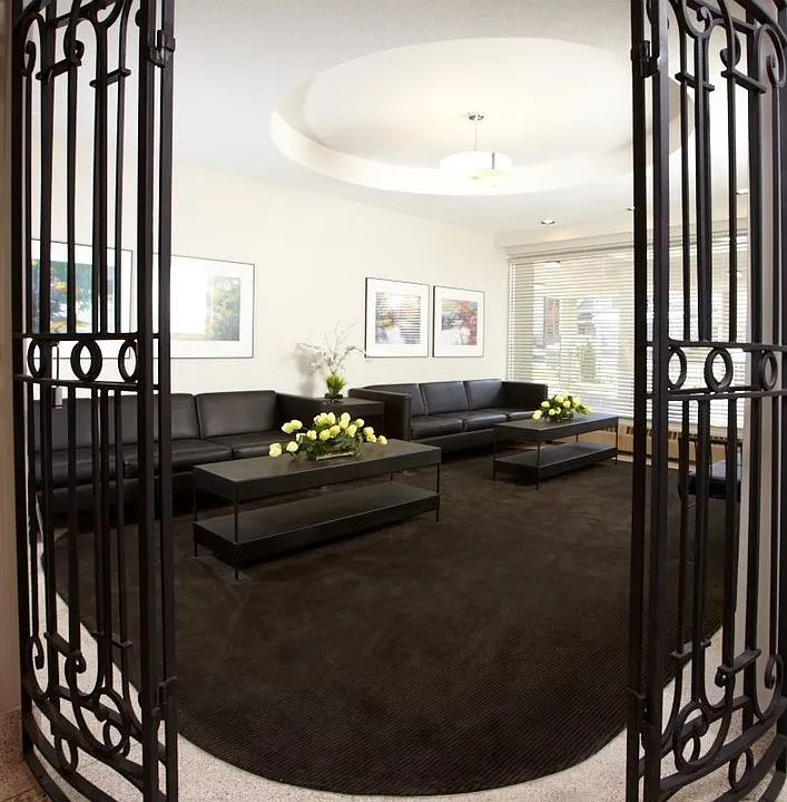 368 Eglinton Ave E