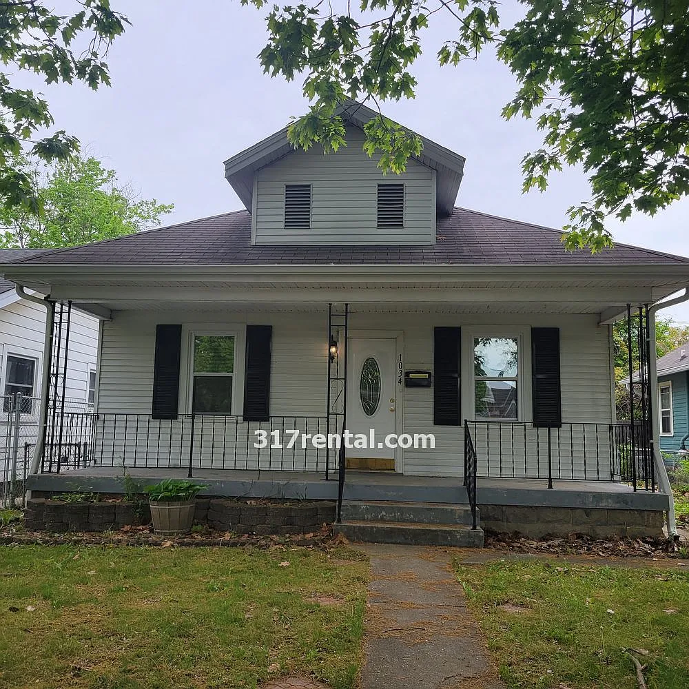 1034 Hervey St photo 1