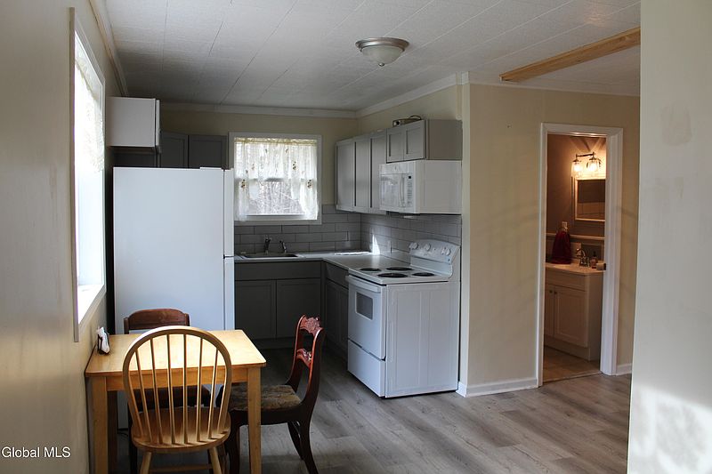 4th image of 1024 Thompson Road