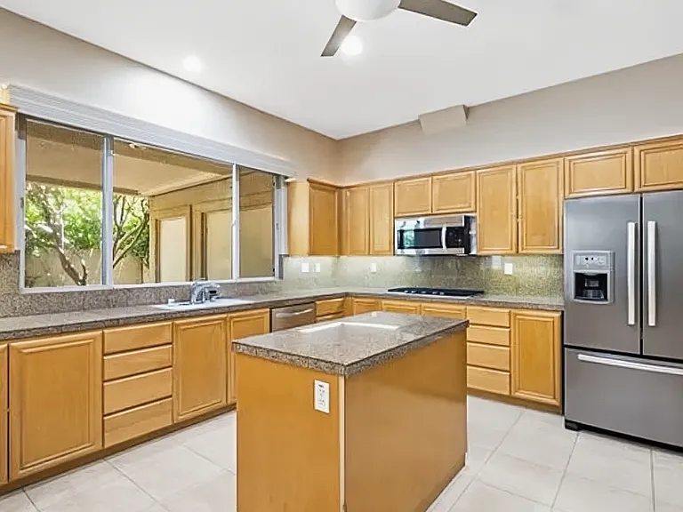 240 W Kavenish Dr — Photo 5