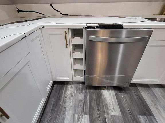 4th image of 12 E Saint Clair St