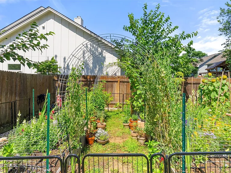 1410 Hart St — Photo 35