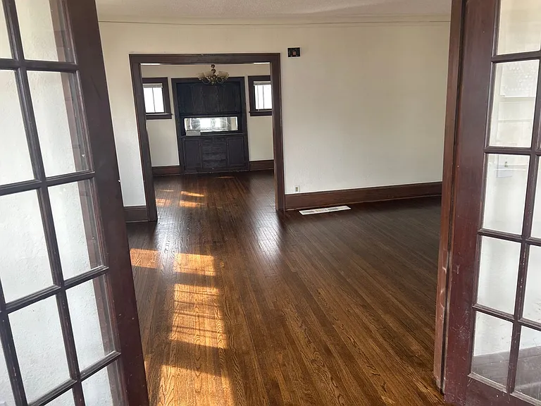 903 Newton Ave N — Photo 3