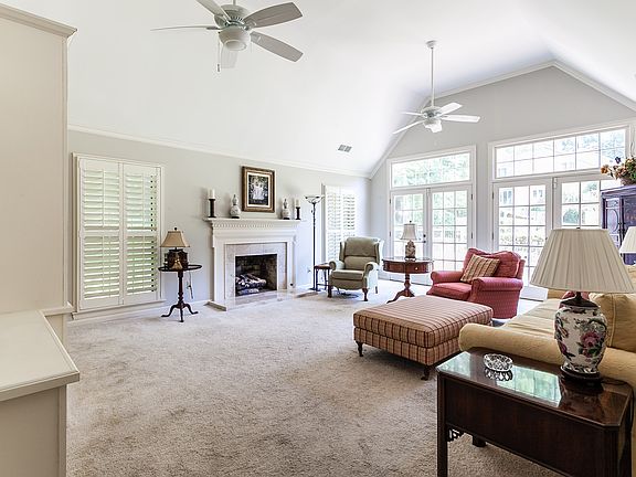 Family Room with 13' ceiling